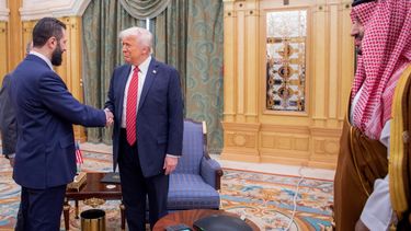 El príncipe heredero saudita Mohammed bin Salman (der.) observa mientras el presidente Donald Trump estrecha la mano del presidente interino de Siria, Ahmed al-Sharaa, en Riad.