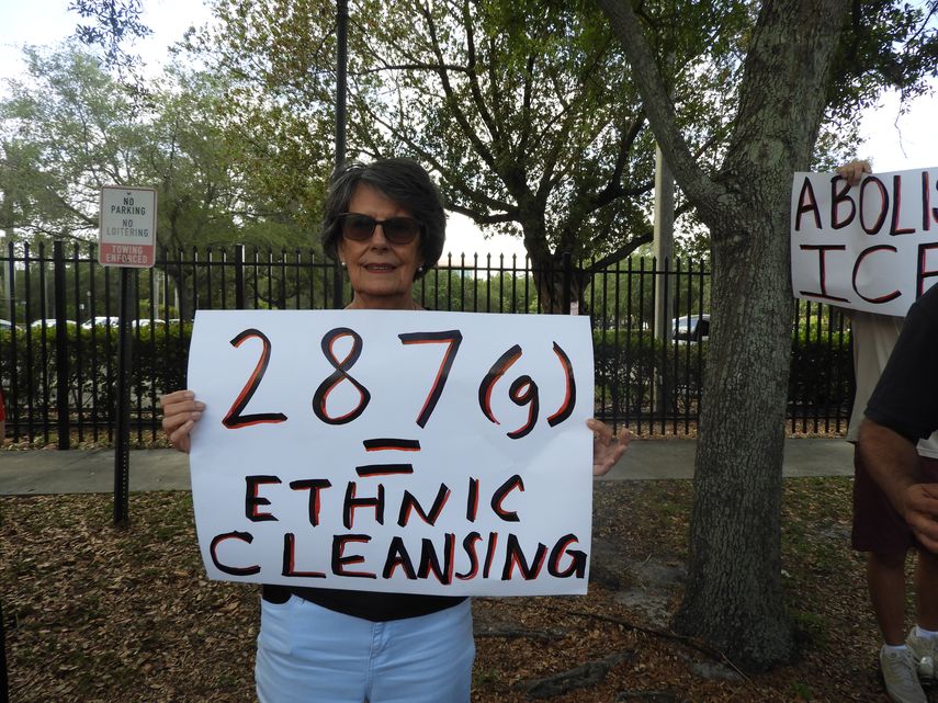 Elena Muñoz se manifiesta en contra de la política migratoria. Elena Muñoz se manifiesta en contra de la política migratoria.