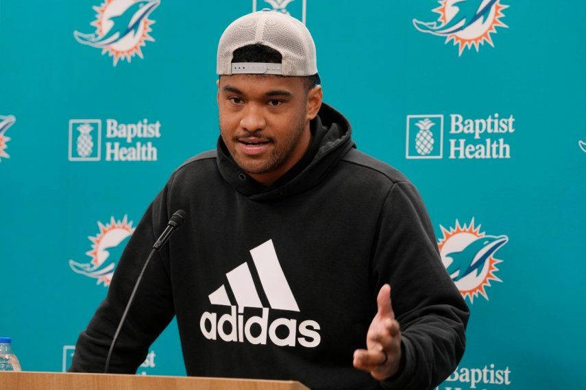 El mariscal de campo de los Dolphins, Tua Tagovailoa, durante una conferencia de prensa de la NFL.