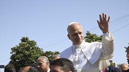 El Papa León XIV con un bebé durante un encuentro con las realidades de integración de los migrantes, en la Plaza del Cristo de La Laguna, a 12 de junio de 2026, en San Cristóbal de La Laguna, Santa Cruz de Tenerife, Islas Canarias (España).&nbsp;