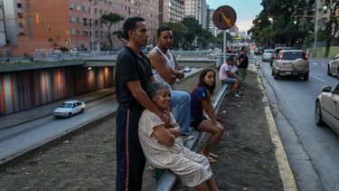 Los venezolanos abandonaron sus viviendas durante el fuerte temblor de tierra y quedaron con la incertidumbre de posibles réplicas.