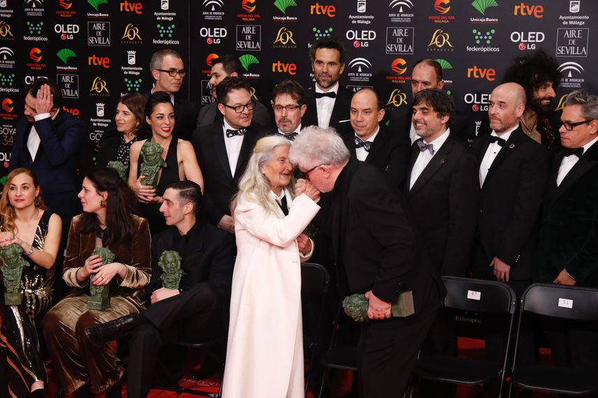 El 25 de enero de 2020, Pedro Almod&oacute;var besa la mano de Benedicta S&aacute;nchez tras ser premiada en los Goya.&nbsp;