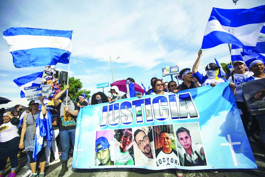 Manifestantes participan en una marcha nacional en honor a las madres de los jóvenes caídos en las pasadas protestas.