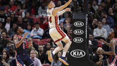El base del Heat de Miami Tyler Herro con un tiro de bandeja en el triunfo de su equipo ante los Wizards de Washington en el juego del miércoles 22 de enero del 2020. 