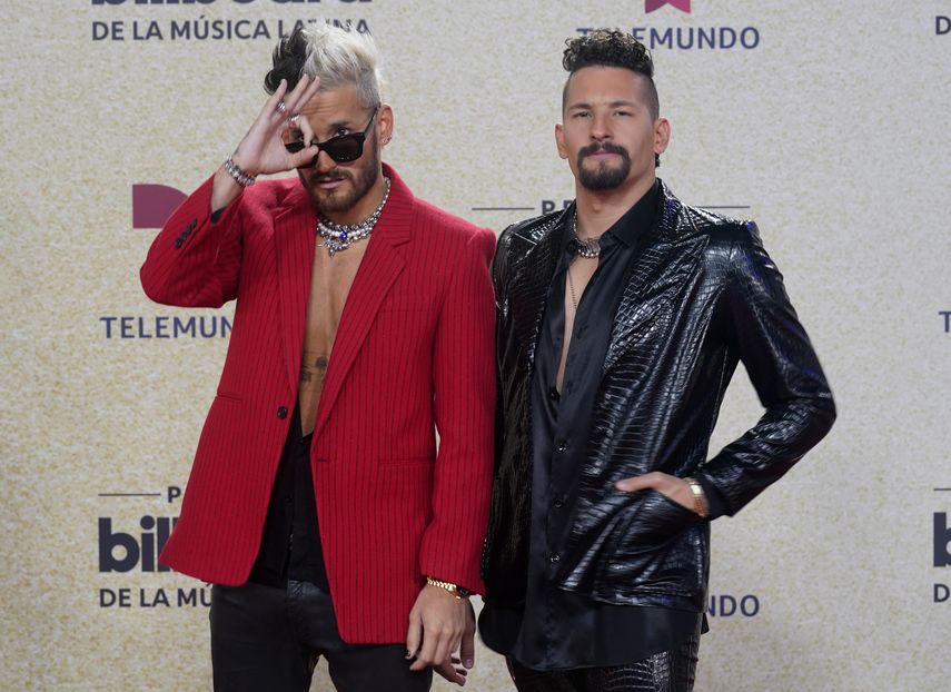 Ricky Montaner, izquierda, y Mauricio Montaner de Mau y Ricky llegan a los Premios Billboard de la Música Latina el jueves 23 de septiembre de 2021 en el Watsco Center en Coral Gables, Florida.&nbsp;