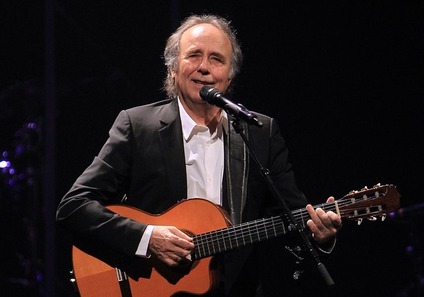 Joan Manuel Serrat canta durante un concierto en Ciudad de México en enero de 2014. (EFE)