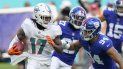 El linebacker Elerson Smith (94), de los Giants de Nueva York, va tras el wide receiver Jaylen Waddle, de los Dolphins de Miami, en duelo de NFL el domingo 5 de diciembre de 2021, en Miami Gardens, Florida. El linebacker Elerson Smith (94), de los Giants de Nueva York, va tras el wide receiver Jaylen Waddle, de los Dolphins de Miami, en duelo de NFL el domingo 5 de diciembre de 2021, en Miami Gardens, Florida.