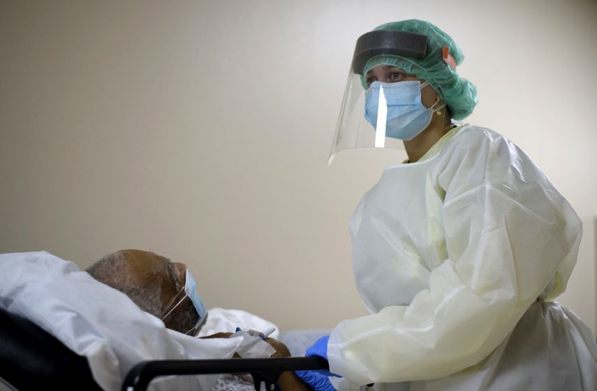 Un paciente es atendido por coronavirus en un hospital.