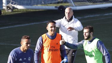(De izquierda a derecha) los jugadores del&nbsp;Real&nbsp;Madrid&nbsp;Danilo y Keylor Navas, el entrenador, Zinedine Zidane, y el defensa Nacho Fernández, durante el entrenamiento que la plantilla ha realizado este martes en Valdebebas