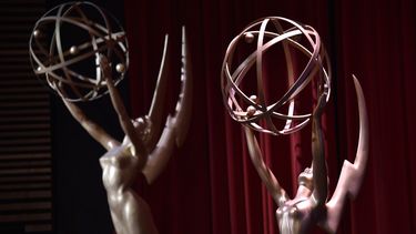 ARCHIVO - Estatuillas de los Emmy aparecen en el anuncio de nominaciones a la 70a edición de los Emmy en el Saban Media Center de la Academia de Televisión el 12 de julio de 2018 en Los Ángeles. HBO dominó el miércoles las nominaciones a los premios Emmy, con el trío de élite de Sucession, The White Lotus y The Last of Us combinándose para un total de 74 menciones.