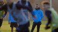 El técnico de Argentina, Lionel Scaloni, observa a sus jugadores durante un entrenamiento previo al partido ante Ecuador en el inicio de las eliminatorias sudamericanas para el Mundial 2026, en Buenos Aires, el martes 5 septiembre de 2023.