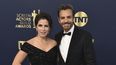 Alessandra Rosaldo y Eugenio Derbez llegan a la ceremonia de los Premios SAG en el Barker Hangar, el domingo 27 de febrero de 2022 en Santa Mónica, California.