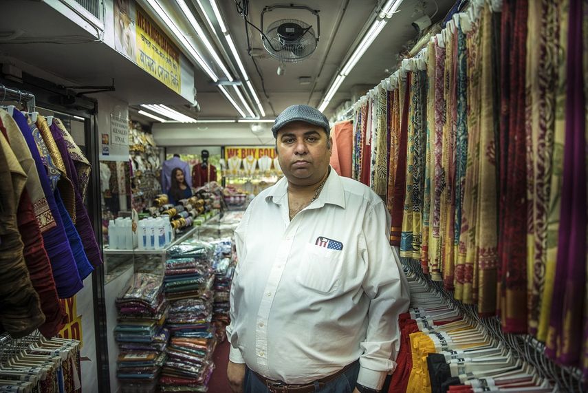 Chander Shekhar, copropietario de Shopno Fashion, en el barrio neoyorquino de Jackson Heights, posa para un retrato el 22 de junio de 2020, en el primer d&iacute;a de la Fase 2 del plan de reapertura de la ciudad de Nueva York.&nbsp;