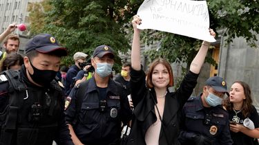 Policías rusos detienen a una periodista que lleva un cartel que dice: No dejaremos de ser periodistas en una protesta en Moscú el sábado, 21 de agosto del 2021.&nbsp;