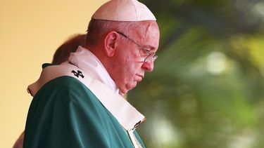 El papa Francisco reza por el bebé británico Charlie Gard y dice que se siente muy cercano a sus padres en este momento de inmenso sufrimiento.