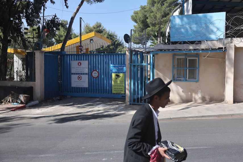 Un hombre judío ultraortodoxo pasa frente a la oficina de campo de la UNRWA (Agencia de Obras Públicas y Socorro de las Naciones Unidas) en Cisjordania, en Jerusalén, el 29 de octubre de 2024.&nbsp;