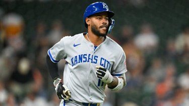 El venezolano Maikel García, de los Reales de Kansas City, recorre las bases tras conectar un jonrón ante los Astros de Houston, el 14 de mayo de 2025.