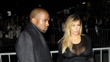 Kim Kardashian y su actual pareja Kanye West durante un viaje reciente a París. Hoy se subastó el anillo de compromiso que le regalara a la estrella de los reality shows, su exprometido Kris Humphries en 2011. (AP Photo/Zacharie Scheurer)