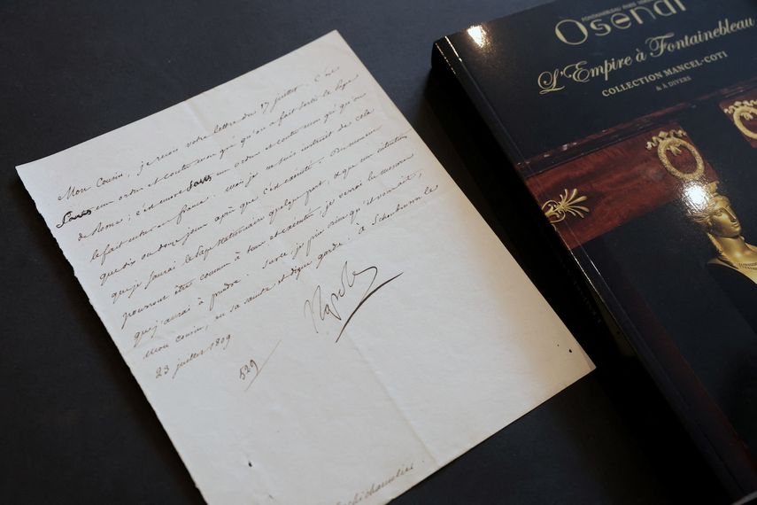 Esta fotografía, tomada el 23 de abril de 2025, muestra una carta fechada el 23 de julio de 1809, relativa al arresto del papa Pío VII, escrita por Napoleón I y firmada como «Napole», expuesta en las oficinas de la casa de subastas Osenat en París. Una carta de Napoleón, en la que fingía desaprobar el arresto del papa Pío VII, a pesar de haberlo ordenado él mismo, se vendió por 26.360 euros en una subasta en Fontainebleau el 27 de abril de 2025, anunció la casa de subastas Osenat, organizadora de la subasta.&nbsp;