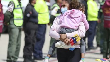 Una mujer con su hija arriba al Aeropuerto de Maiquetía, Venezuela, dentro del programa “Vuelta a la Patria”, &nbsp;desde México el 25 de febrero&nbsp;