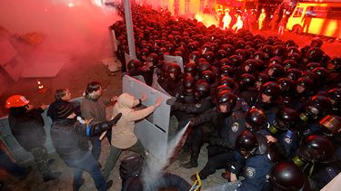 La manifestación de furia es por la decisión del presidente de no firmar un acuerdo de libre comercio con la Unión Europea. (AP)
