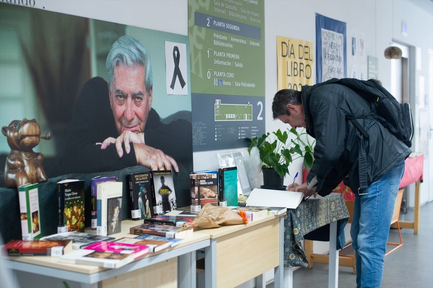 Un hombre firma en el libro de condolencias por el fallecimiento del Nobel hispano-peruano Mario Vargas Llosa, en la biblioteca Mario Vargas Llosa, el 15 de abril de 2025, en Madrid (España).