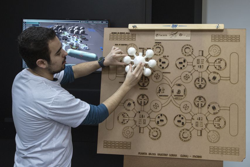 Los estudiantes universitarios diseñan los planos.&nbsp;