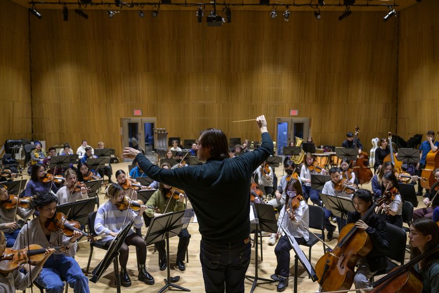 El director musical Michael Repper dirige la Sinfónica Juvenil de Nueva York durante un ensayo el 15 de enero de 2023 en la ciudad de Nueva York.