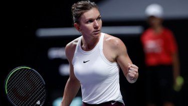 La rumana Simona Halep festeja al final de una jugada en el partido ante la canadiense Bianca Andreescu, en la Final de la WTA, en Shenzhen, China, el lunes 28 de octubre de 2019.