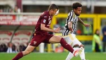 Alessandro Buongiorno del Torino pelea por el balón con Weston McKennie de la Juventus en el encuentro de la Serie A el sábado 13 de abril del 2024. 