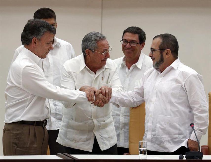 El presidente de Colombia Juan Manuel Santos (i), el presidente de Cuba Raúl Castro (c) y el máximo líder de las FARC, Rodrigo Londoño (d). (EFE)
