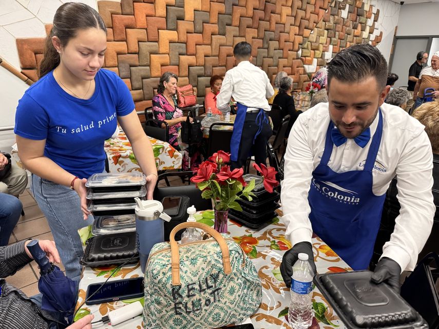 Servicio en la mesa, almuerzos por Acción de Gracias, entregados por La Colonia Medical Center en De Hostos Senior Center el 27 de noviembre de 2024.&nbsp;
