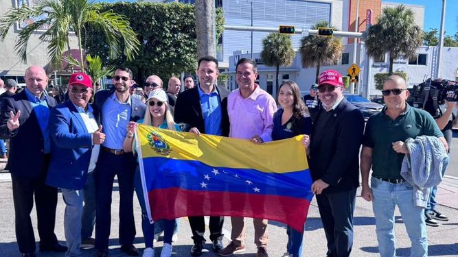 Líderes políticos y comunitarios del condado Miami-Dade se reunieron en el emblemático restaurante&nbsp;Versailles&nbsp;para expresar su respaldo al exilio.