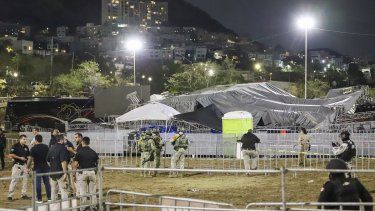 Fuerzas de seguridad rodean un escenario que se derrumbó debido al viento en un acto al que asistía el candidato a la presidencia Jorge Álvarez Máynez en San Pedro Garza García, a las afueras de Monterrey, México, el miércoles 22 de mayo de 2024. Varias personas murieron y al menos una docena resultaron heridas.&nbsp;