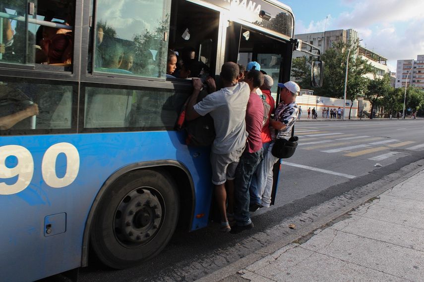 Transporte público, un caos para los cubanos de a pie