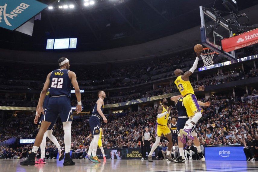LeBron James #23 de Los Angeles Lakers se lanza a la canasta contra Nikola Jokic #15 de los Denver Nuggets durante el primer cuarto del partido en el Ball Arena el 5 de marzo de 2026 en Denver, Colorado.&nbsp;