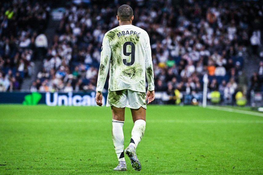 El atacante francés del Real Madrid, Kylian Mbappé, camina en la cancha tras la derrota del club blanco ante el Valencia, el 5 de abril de 2025.