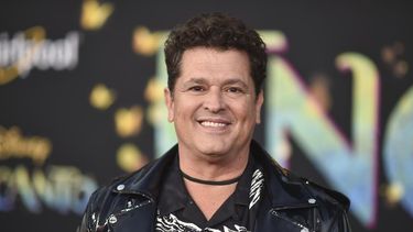 Carlos Vives llega al estreno de Encanto el miércoles 3 de noviembre de 2021 en el cine El Capitán en Los Angeles.