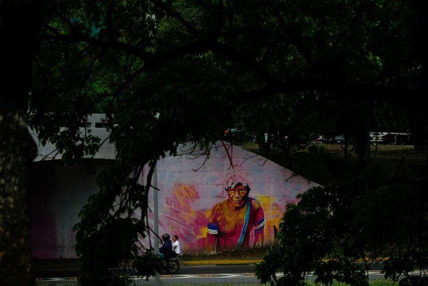 Un mural de un indígena venezolano adorna un muro de contención a lo largo de la carretera Cacique Guaicaipuro en Caracas, Venezuela.