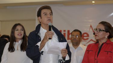 El candidato de la alianza, Salvador Nassralla (c), habla en una conferencia de prensa en Tegucigalpa (Honduras).&nbsp;&nbsp;