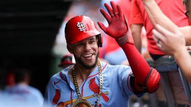 El patrullero Joshua Báez, de los Cardenales de San Luis en la MLB, celebra en el dugout tras conectar su tercer jonrón en un juego, el 15 de agosto de 2026.