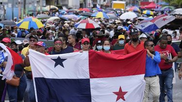 Los miembros del sindicato de maestros en huelga protestan mientras marchan hacia la Asamblea Nacional en la Ciudad de Panamá, el lunes 11 de julio de 2022. Los maestros de escuelas públicas han estado en huelga desde el 6 de julio y anunciaron que la medida de presión será indefinida en medio de exigencias para frenar el fuerte incremento de los precios del combustible, que impacta el costo de los alimentos. 
