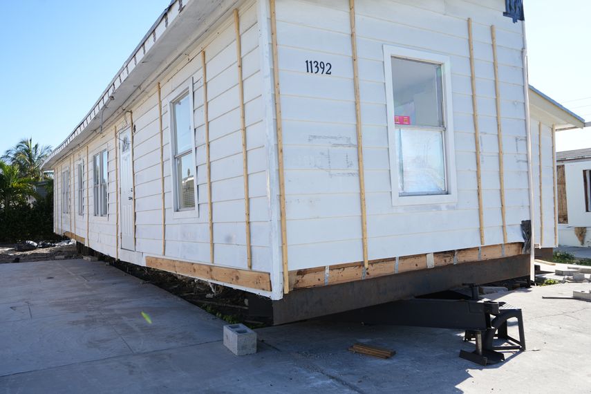 Algunos propietarios están trasladando sus trailers a otras zonas. Algunos propietarios están trasladando sus trailers a otras zonas.