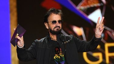 En esta foto del folleto cortesía de The Recording Academy, el músico británico Ringo Starr habla en el escenario durante la 63 ceremonia de los premios Grammy transmitida en vivo desde el Staples Center en Los Ángeles el 14 de marzo de 2021.  