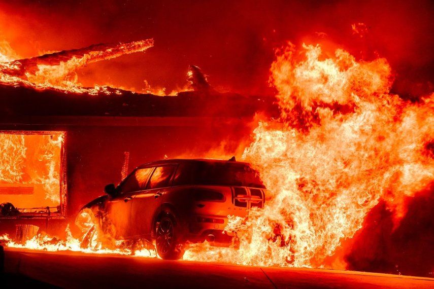 Un automóvil y una casa arden durante el incendio de Eaton en el área de Altadena del condado de Los Ángeles, California, el 8 de enero de 2025.