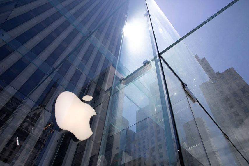 Logo de Apple en una de las sedes de la compañía.