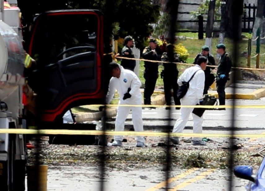 Personal del CTI trabajan en el lugar donde un carro bomba causó una explosión este jueves en la Escuela General Santander de la Policía en Bogotá (Colombia).