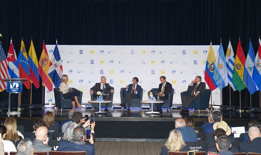 Miembros del Grupo IDEA debaten en el X Diálogo presidencial