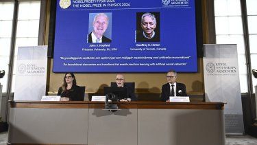 John Hopfield y Geoffrey Hinton, aparecen en la pantalla en una conferencia de prensa en la que se anuncia que han ganado el Nobel de Física. En el centro aparece Hans Ellergren, secretario permanente de la Academia Sueca de Ciencias en Estocolmo, el martes 8 de octubre de 2024.