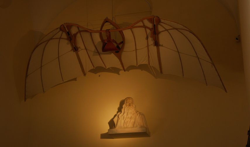 La clave del documental es precisamente la referencia constante al presente.